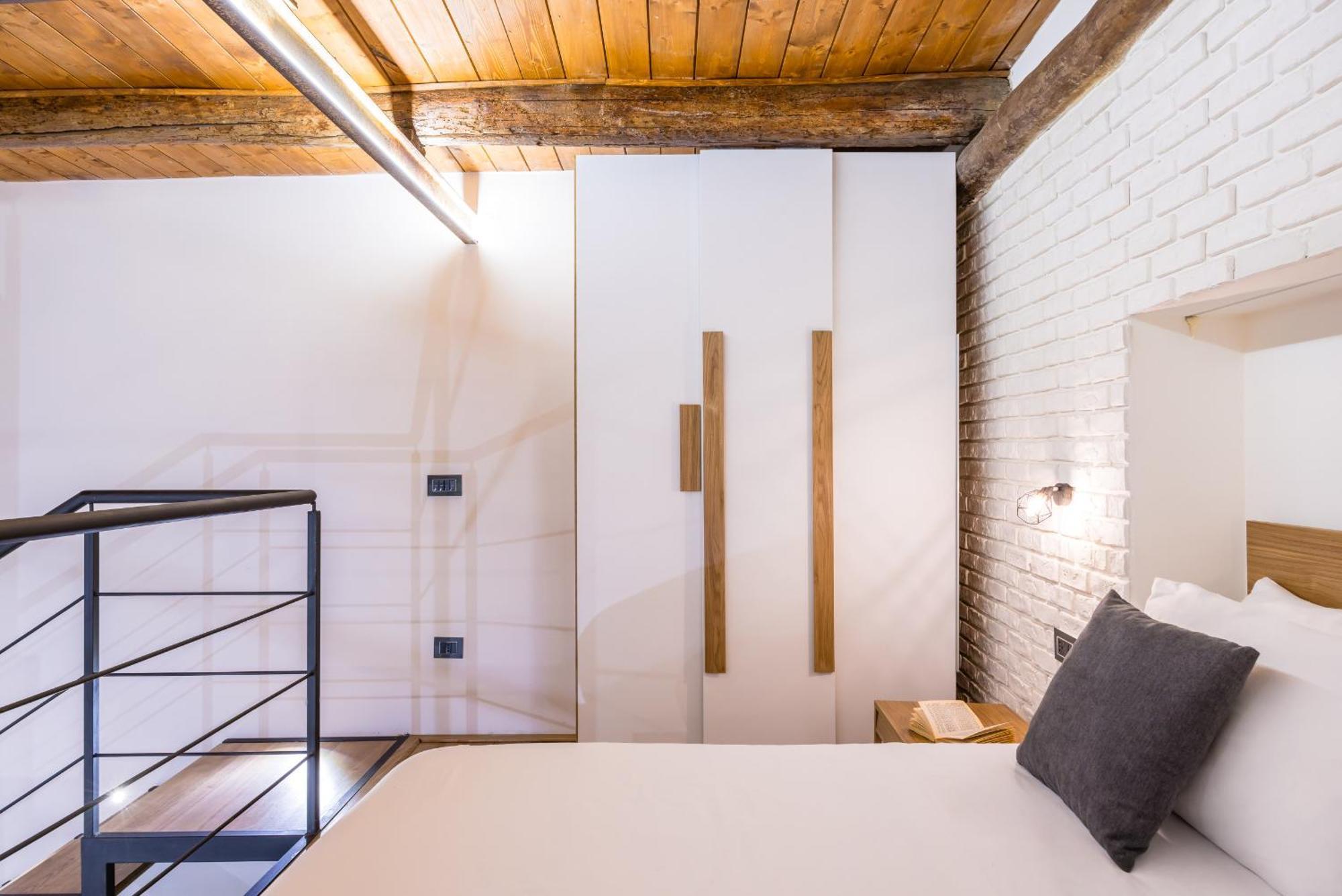 Industrial Ground Floor Studio By Wonderful Italy Apartment