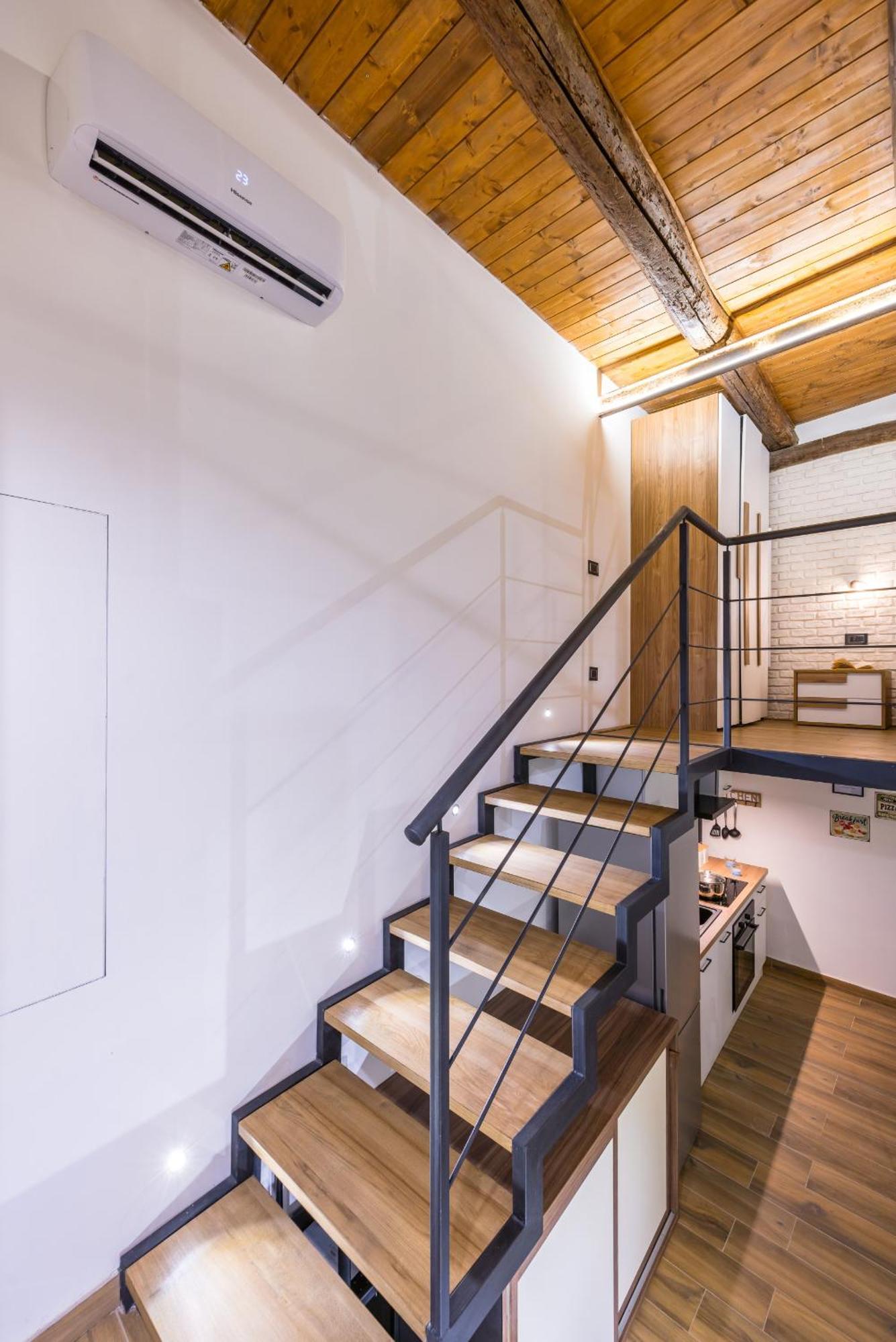 Industrial Ground Floor Studio By Wonderful Italy Apartment